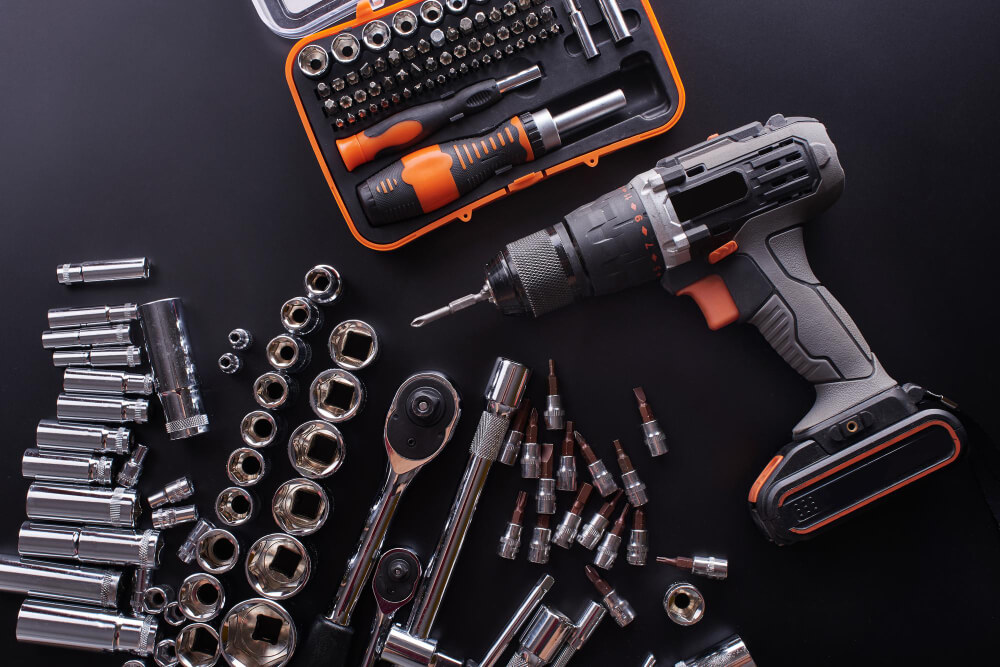מנעולן בטירת כרמל | industrial-locksmith-tools-screwdriver-black-background